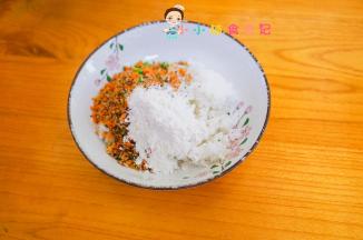 将炒好的西蓝花肉末跟面粉米饭混合