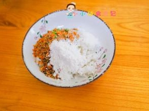 将炒好的西蓝花肉末跟面粉米饭混合