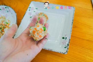 一个个捏成圆饼，也可以做成其他形状比如正方形、心形等等