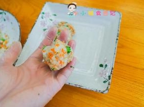 一个个捏成圆饼，也可以做成其他形状比如正方形、心形等等
