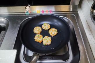 平底锅放一点点油小火煎