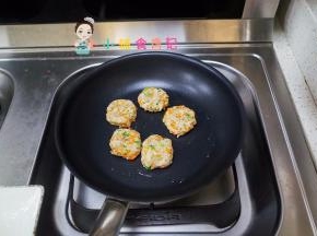 平底锅放一点点油小火煎