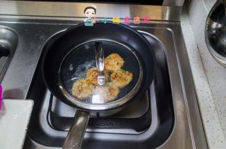 盖上盖子焖煮一下，直到会烧干即可