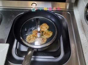 盖上盖子焖煮一下，直到会烧干即可