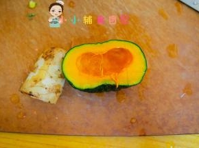 准备南瓜跟山药，洗净去皮
