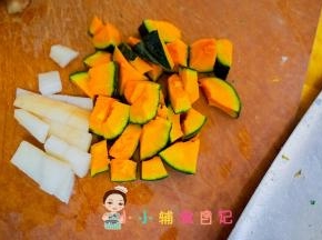 将南瓜跟山药切块备用