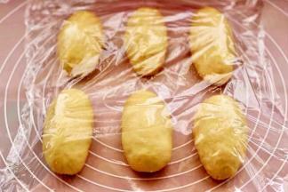 盖上保鲜膜松弛静置10分钟。