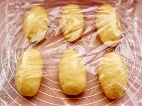 盖上保鲜膜松弛静置10分钟。