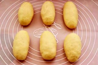 再次把面团排气揉成椭圆形状。