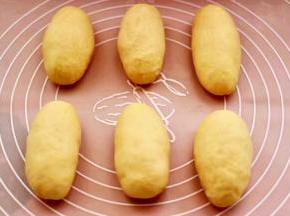 再次把面团排气揉成椭圆形状。