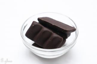 把巧克力放入容器中，隔水加热至液态