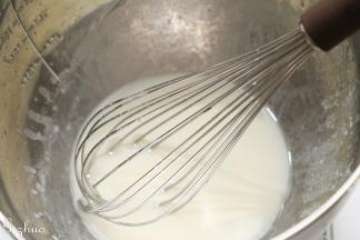 	牛奶加色拉油隔热水打至混合微浓稠的状态。