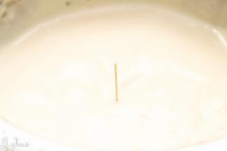 	全蛋一次加入全部白砂糖打发至可划出清晰纹路，牙签立在蛋糊中不会倒下的状态。