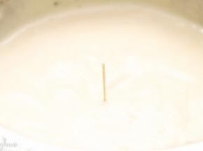 	全蛋一次加入全部白砂糖打发至可划出清晰纹路，牙签立在蛋糊中不会倒下的状态。