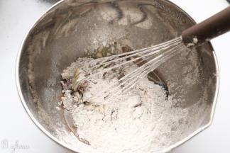 	筛入低粉，可可粉，拌匀至看不到干粉的状态。