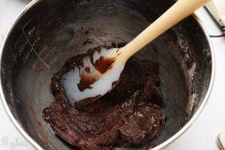 	加入融化的巧克力拌匀。