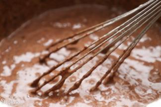 拌匀后的巧克力面糊再倒入剩下蛋糊中翻拌均匀。（不用过多担心消泡，一定要翻拌均匀喔）