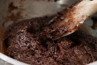 	取三分之一打发好的蛋糊拌入巧克力面糊中。