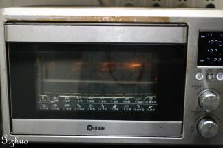 放入东菱烤箱用网架中下层，上下火170度，预热5分钟后再烘烤25分钟，出炉倒扣振动即自动脱落。