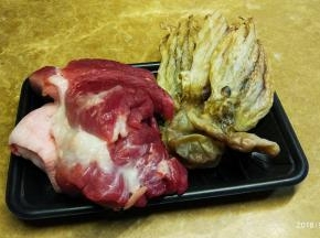 猪踭、章鱼洗净备用