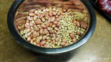 眉豆花生洗净备用