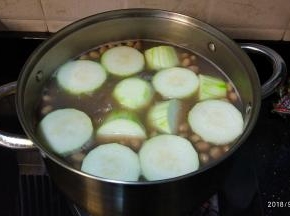 45分钟后放入节瓜段盖上盖子继续煲20分钟即可
