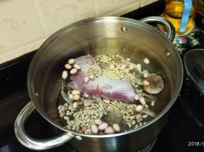 锅里放入足量水，除节瓜外放入所有材料，盖上盖子大火煲十五分钟转中火45分钟。