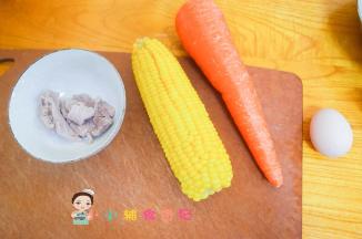 准备已经腌渍去腥加冷水去杂质煮熟的猪肉一块，蔬菜鸡蛋备用