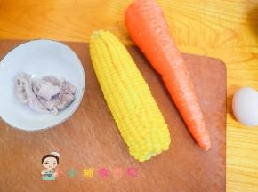 准备已经腌渍去腥加冷水去杂质煮熟的猪肉一块，蔬菜鸡蛋备用