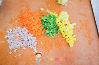 将所有材料全部切成小丁备用