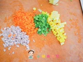 将所有材料全部切成小丁备用