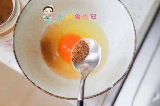 一个鸡蛋加入一小勺猪肝粉，没有也可以不加，猪肝粉做法我教过的