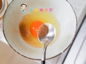 一个鸡蛋加入一小勺猪肝粉，没有也可以不加，猪肝粉做法我教过的
