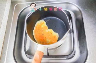 锅里放少许油加入鸡蛋