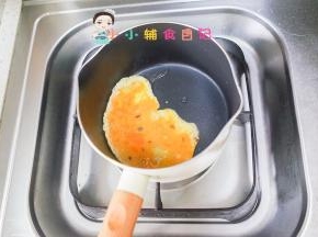 锅里放少许油加入鸡蛋