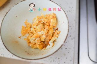 鸡蛋炒熟炒散盛出备用
