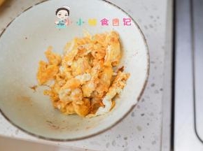 鸡蛋炒熟炒散盛出备用