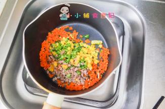 继续加入肉末、玉米、西蓝花翻炒