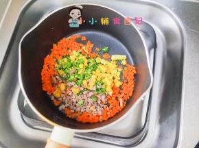 继续加入肉末、玉米、西蓝花翻炒