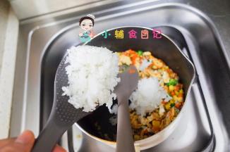 加入一勺米饭翻炒均匀即可