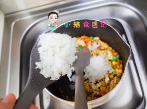 加入一勺米饭翻炒均匀即可