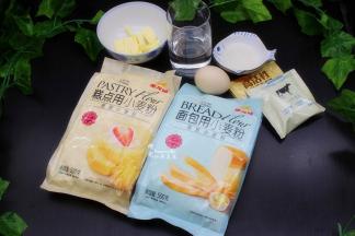 金龙鱼面包用小麦粉160克、金龙鱼糕点用小麦粉60克、奶粉5克、黄油20克、白砂糖30克、盐3克、干酵母4克、水100克、鸡蛋28克。
馅料及装饰：海苔芝麻肉松、白芝麻、沙拉酱、全蛋液