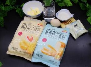 金龙鱼面包用小麦粉160克、金龙鱼糕点用小麦粉60克、奶粉5克、黄油20克、白砂糖30克、盐3克、干酵母4克、水100克、鸡蛋28克。
馅料及装饰：海苔芝麻肉松、白芝麻、沙拉酱、全蛋液