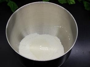 把高筋粉、低筋粉、奶粉、白砂糖、盐放入厨师机的桶里拌均，然后倒入蛋液；