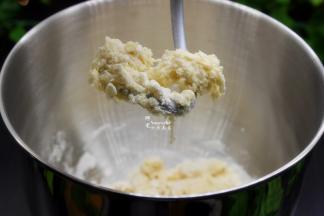 酵母用温水溶解，倒入桶里，并用低速搅拌均匀，然后按3挡继续揉面。