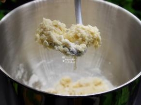 酵母用温水溶解，倒入桶里，并用低速搅拌均匀，然后按3挡继续揉面。