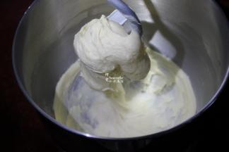 揉至面团不粘手时，加入室温内融化的黄油，按4-5挡继续揉10分钟，面团揉至能拉出薄膜的扩展阶段。