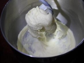 揉至面团不粘手时，加入室温内融化的黄油，按4-5挡继续揉10分钟，面团揉至能拉出薄膜的扩展阶段。