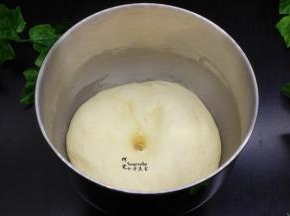 接着用手揉成光滑面团，放在桶里，盖上盖子，发酵至原来的2倍。手指蘸点面粉，按压面团，不回缩，说明面团发酵好。