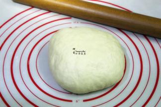 发酵好的面团用手按压出气体，揉圆，进行15分钟的中间发酵。